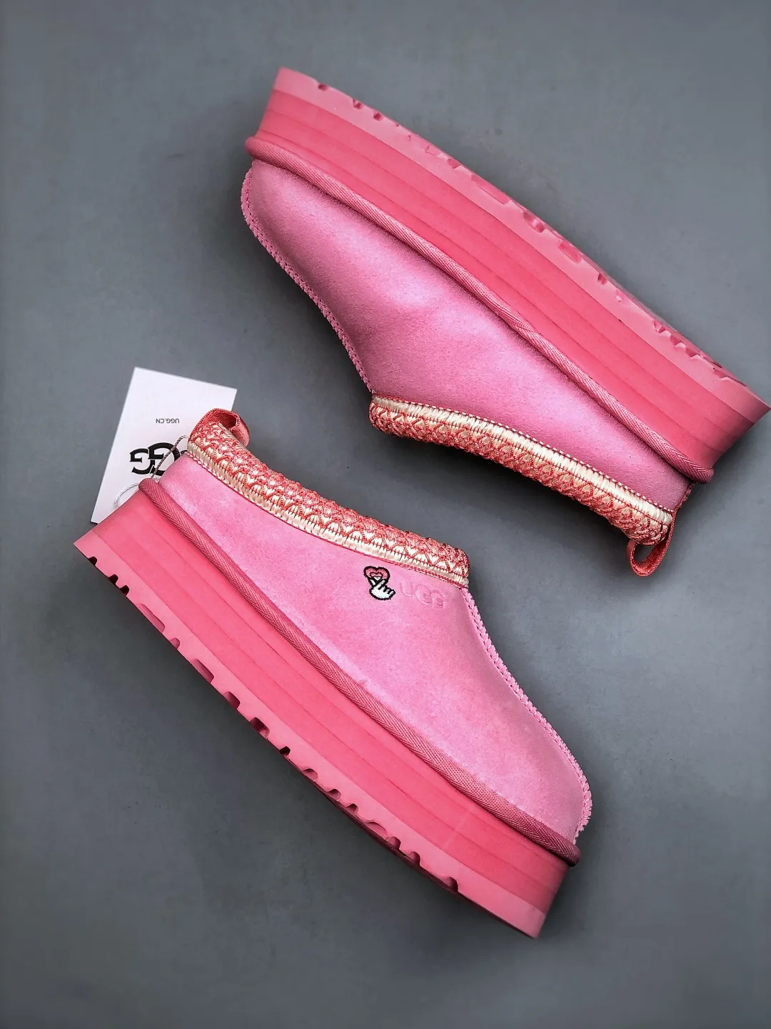 Local self-pickup💰560 supports store placement. The top version on the market. UGG Tazz ethnic style thick-soled women's model. Xiaohongshu's hot model. Produced by a major foreign trade factory in Guangzhou. From toe to insole, genuine sheep fur. Independent outer box packaging. Chip. With waterproof technology. Differentiating from any version on the market. 5cm thick sole. Independently developed original outsole. Cashmere insole. Keep warm when going out in winter. It is a very suitable choice for home use. In the new year, uug has launched a style series, which is partially biased towards the preferences of young consumers. It has also moved to the forefront of fashion trends. Shoe body material. Water-repellent coated suede upper. 17mm UGGPURE™ implanted wool insole. Lightweight non-slip and comfortable rubber outsole. With brand LOGO. With full packaging. Size: 35-40